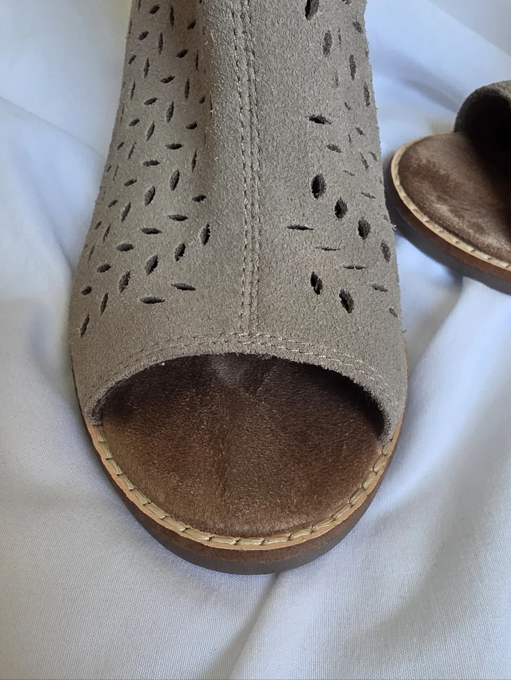 Toms Taupe Tan Majorca Womens Perforated Peep-Toe Suede Ankle Booties Size 6.5